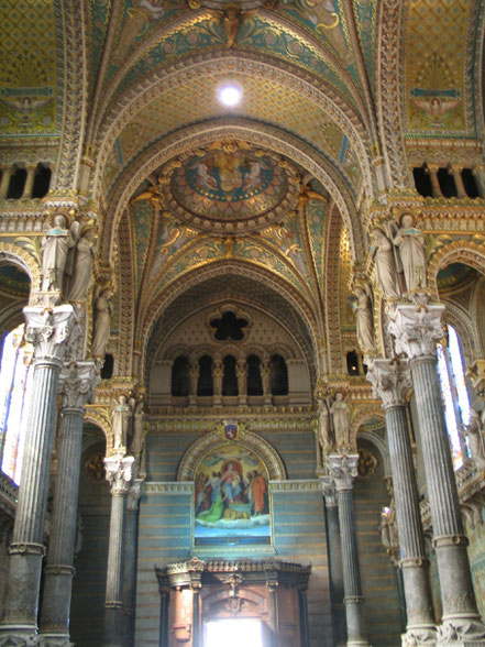 Bild: im Innern der Basilika Notre Dame de Fourvière in Lyon