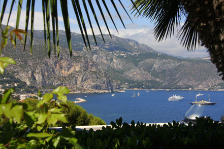 Bild: Blick auf die Corniche Inférieure bei Beaulieu-sur-Mer oben Èze mit Corniche Moyenne