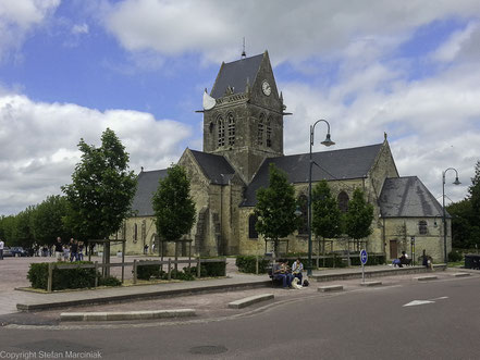 Bild: die Kirche in Sainte-Mère-Église 