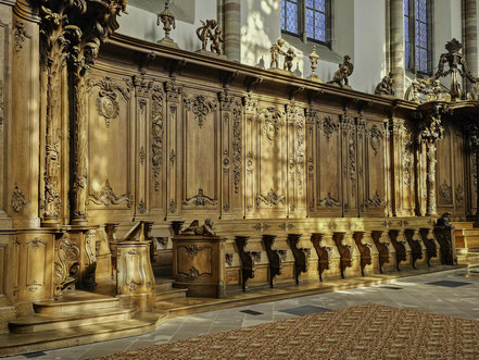 Bild: Linke Seite der Vertäfelung und Gestühl im Chor der Abteikirche Saint-Étienne in Marmoutier