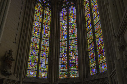 Bild: Buntglasfenster in einer Kapelle der Abteikirche La Tritinté de Fécamp