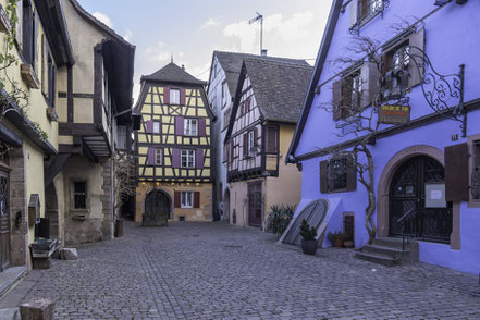 Bild: Rue de la Couronne in Riquewihr im Elsass, Frankreich 