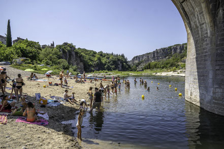 Bild: Am Strand der Ardèche in Balazuc