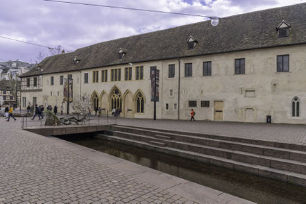 Bild: Nordseite und Eingang zum Musée Unterlinden in Colmar im Elsass, Frankreich