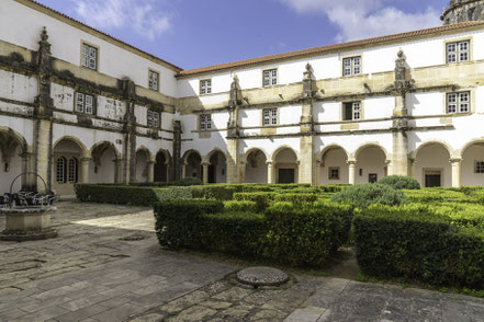 Bild: Kreuzgang des Gästehauses im Convento de Cristo von Tomar