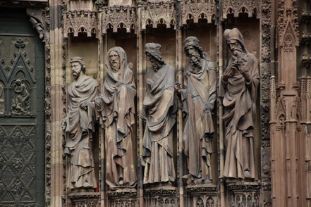 Bild: Statuen rechts am Hauptportal der Cathédrale Notre-Dame in Strasbourg