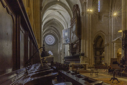 Bild: Das Gestühl und die Orgel sowie Fensterrosette der Catedral de Santa Maria in Tarragona