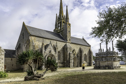 Bild: Chapelle Notre-Dame de Tronoën mit Kalvarienberg