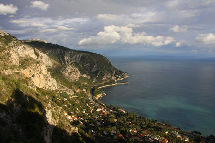 Bild: Blick von der Moyenne Corniche auf Èze-sur-Mer und Cap-d´Ail, sowie die Corniche Inférieure