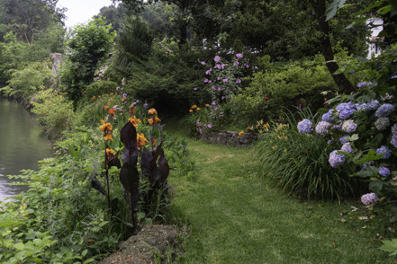Bild: Blumenschmuck am Pont romain in Ascain im französischen Baskenland