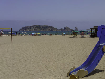 Bild: Der kilometerlange und breite Strand in L´Estartit an der Costa Brava in Spanien 