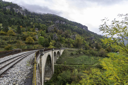 Bild: Wanderung zur Chapelle Notre-Dame in den Sandsteinformationen Les grès d’Annot in Annot