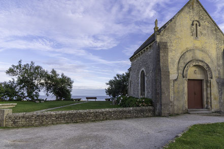 Bild: Nordfassade mit Portal der Chapelle des Marins de Saint-Vaast-la-Hougue