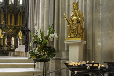 Bild: Vergoldete Madonnenfigur der Cathédrale Notre-Dame de Bayeux in Bayeux