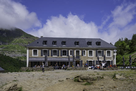 Bild: Wanderung im Cirque de Gavarnie, Hautes-Pyrénées, hier Hotel du Cirque