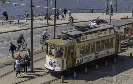 Bild: Porto mit alter Straßenbahn am Ufer des Douro