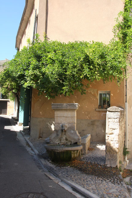 Bild: Brunnen in Pernes les Fontaines