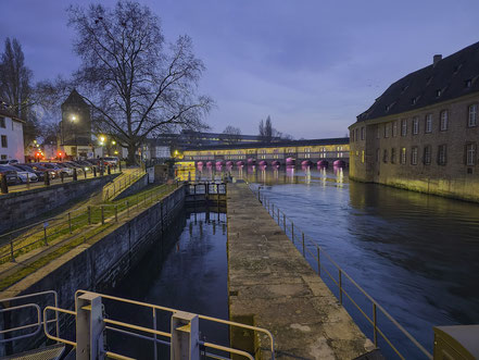 Bild: Blick auf Barrage Vauban mit Schleuse bei Nacht in Strasbourg