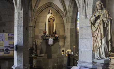 Bild: Statuen in der Èglise Saint-Léonard in Fougères