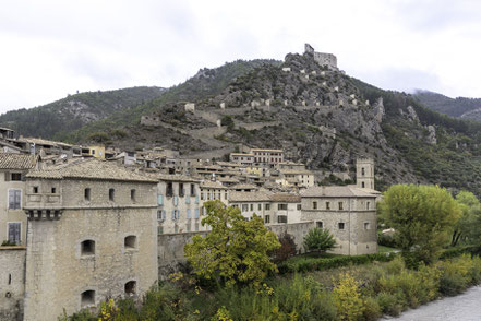 Bild: Blick vom Ponte Levatoio auf das mittelalterliche Entrevaux und seine Zitadelle