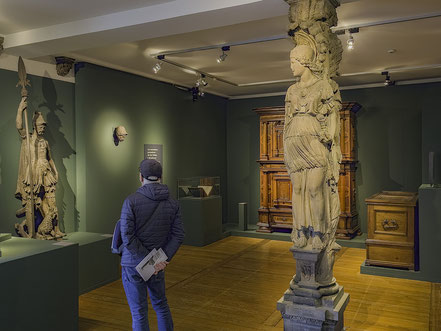 Bild: Skulpturen und Möbel im Musée de l'Œuvre Notre-Dame in Strasbourg