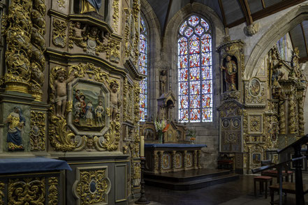 Bild: im Innern der Kirche des umfriedeten Pfarrbezirkes in Lampaul-Guimiliau 