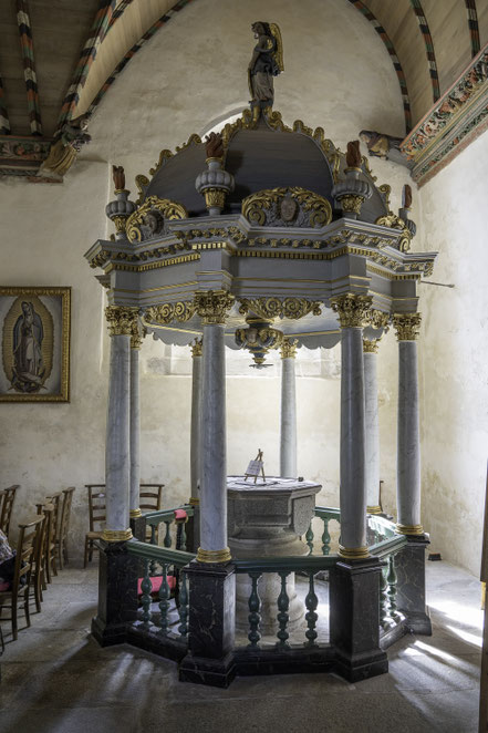 Bild: Taufbecken und Baldachin in der Église Notre-Dame de Croas-Batz in Rosscoff 