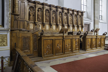 Bild: das linke Chorgestühl der Abtei- und Pfarrkirche Ebersmünster im Elsass, Frankreich