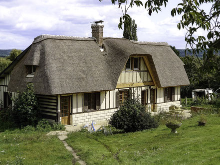 Bild: Fachwerkhaus mit Reetdach in Marais-Vernier  