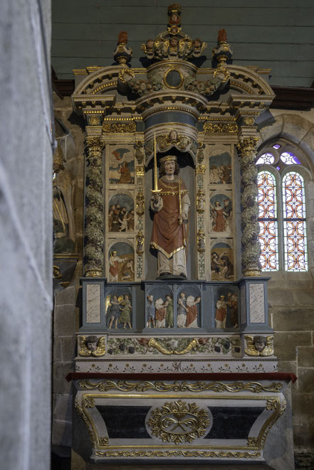 Bild: Altar des Heiligen Miliau in der Kirche des umfriedeter Pfarrbezirk Guimiliau