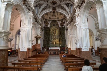 Bild: Im Mittelschiff der Iglesia Parroquial de Santiago in Málaga