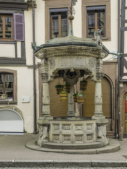 Bild: Der Sechseimerbrunnen in der Rue Chanoine Gyss  in Obernai