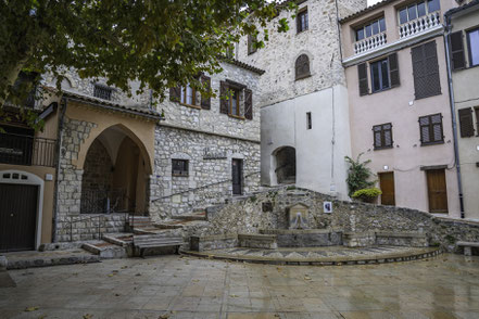 Bild: Brunnen am Place Carnot in Peille