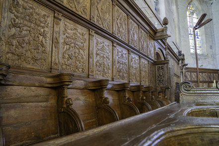 Bild: Chorstühle der Collégiale Notre-Dame-de-l'Assomption in Écouis 