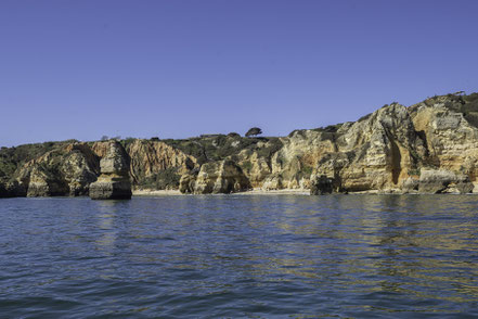 Bild: Bootstour zu der Felsenküste bei Lagos an der Algarve  