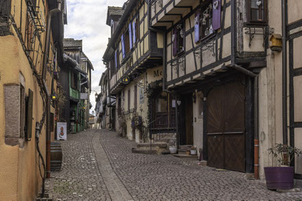 Bild: Häuser an der Stadtmauer in Riquewihr im Elsass, Frankreich 