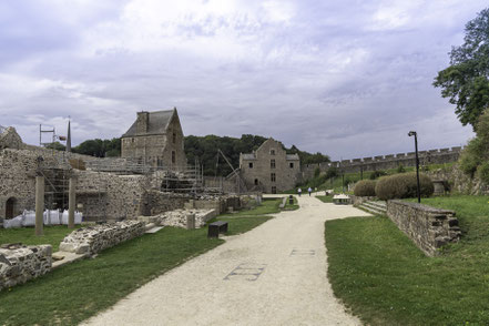 Bild: Der Innenhof mit Tour Raoul und Tour Surienne von Château de Fougères in Fougères