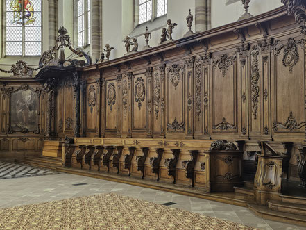 Bild: Rechte Seite der Vertäfelung und Gestühl im Chor der Abteikirche Saint-Étienne in Marmoutier