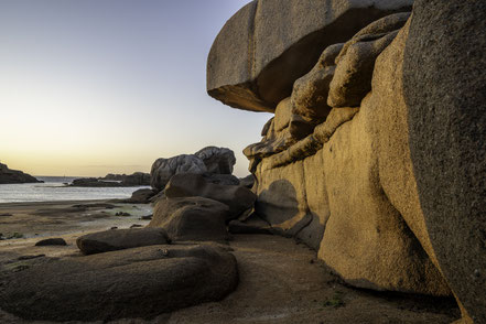 Bild: Abendstimmung in Trégastel an der rosaroten Granitküste in der Bretagne Frankreich