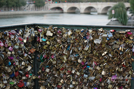Bild: Liebesschlösser an den Brücken in Paris 