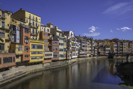Bild: Häuserfront am Fluß Onyar in Girona