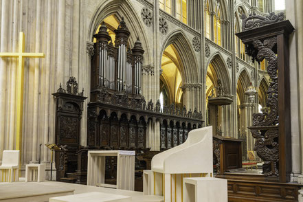 Bild: Blick auf das Gestühl mit Orgel im Chor der Cathédrale Notre-Dame de Bayeux in Bayeux 
