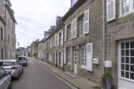 Bild: Straße mit Granithäuser in Barfleur