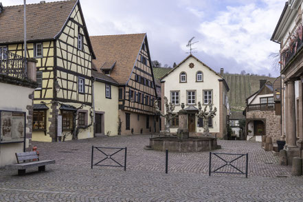 Bild: Brunnen hinter dem Rathaus in Riquewihr im Elsass, Frankreich