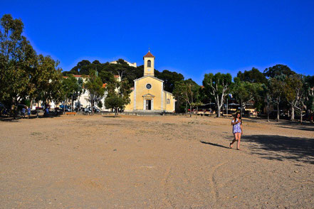 Bild: Place d´Armes mit Église Sainte-Anne, Île de Porquerolles