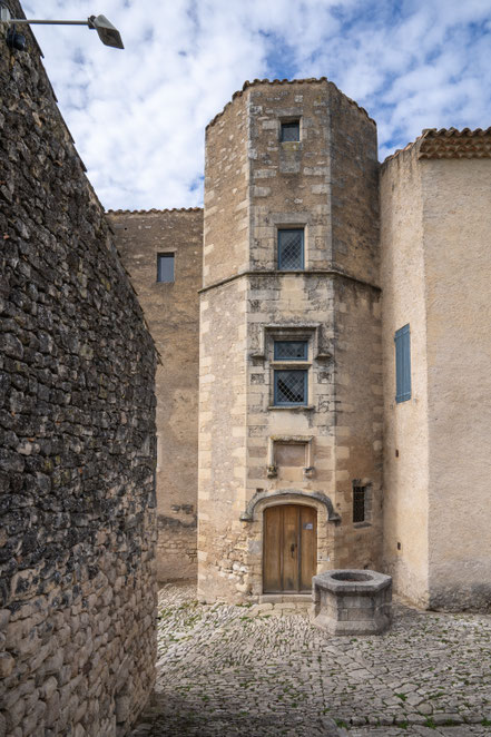 Bild: Mane mit Prieuré de Salagon im Département Alpes de Haut Provence 