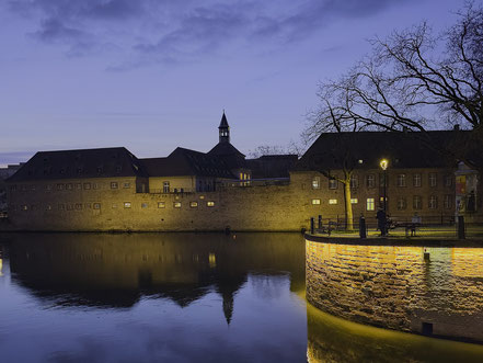 Bild: Blick vom Ponts Couverts bei Nacht auf das Institut national du service pubic in Strasbourg