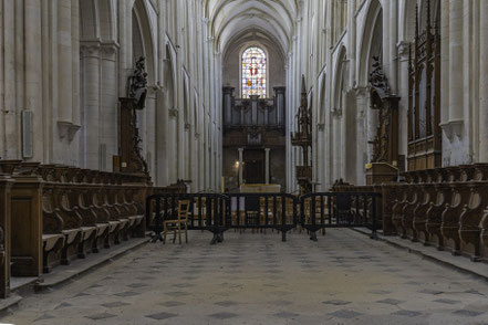 Bild: Blick vom Gestühl auf die Hauptorgel in der Abteikirche La Tritinté de Fécamp