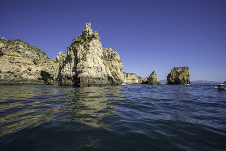 Bild: Bootstour zu der Felsenküste bei Lagos an der Algarve  