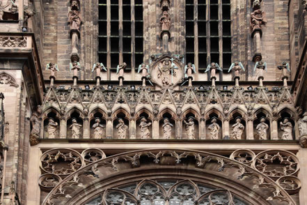 Bild: Statuen über der Rosette der Cathédrale Notre-Dame in Strasbourg